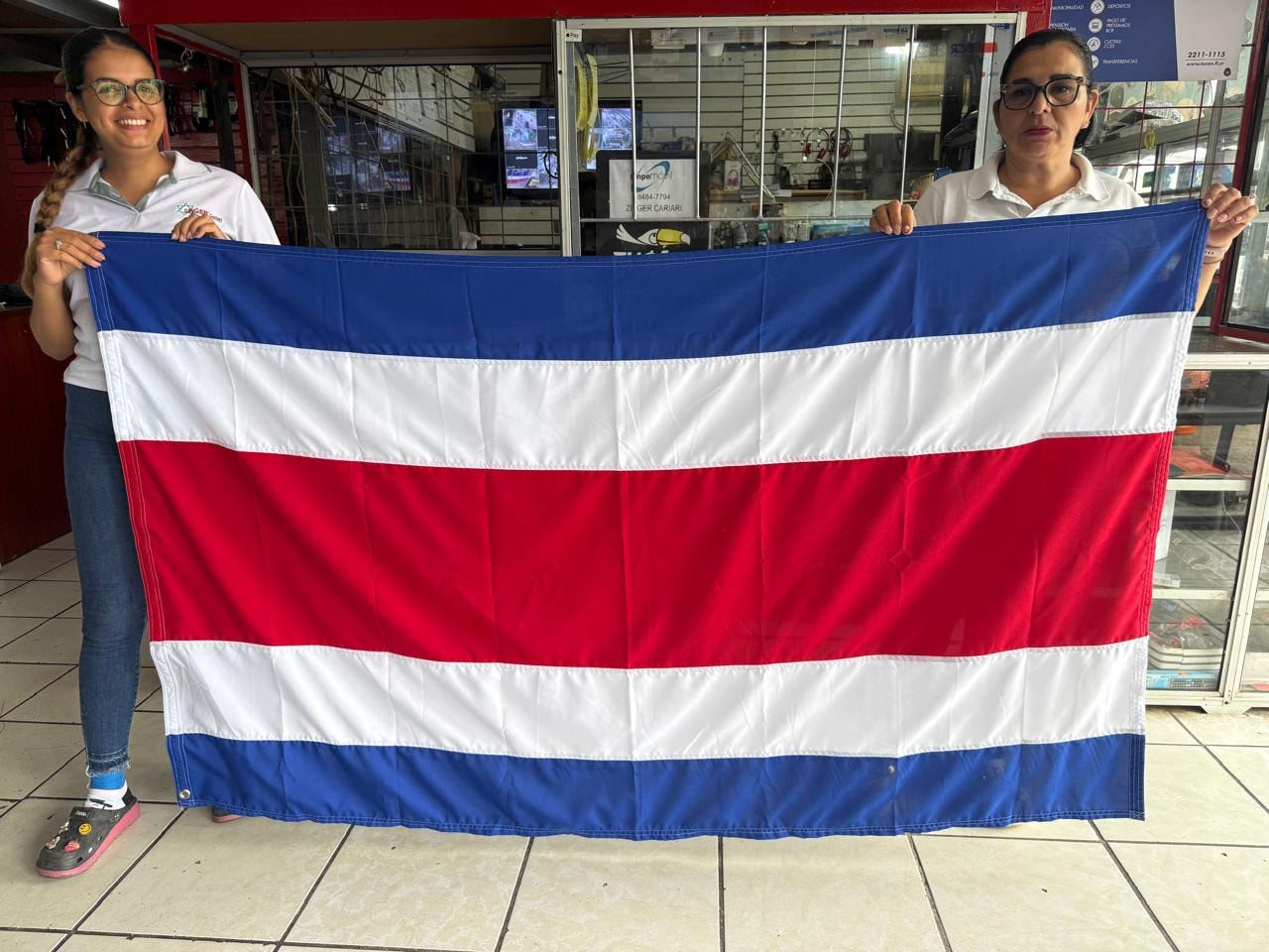 Clientes satisfechos con bandera de Costa Rica